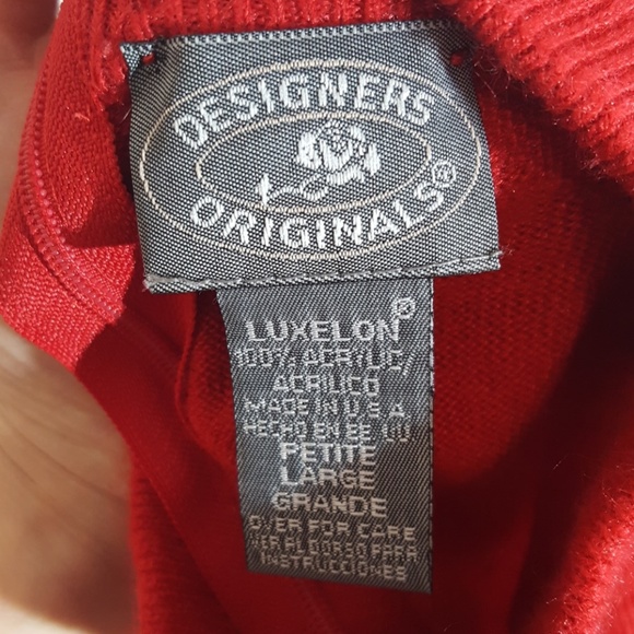 Soft red back zipping turtleneck - Picture 6 of 7